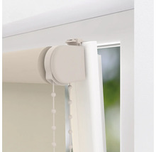 Detaljvy av en rullgardin med kedjemekanism på fönstret