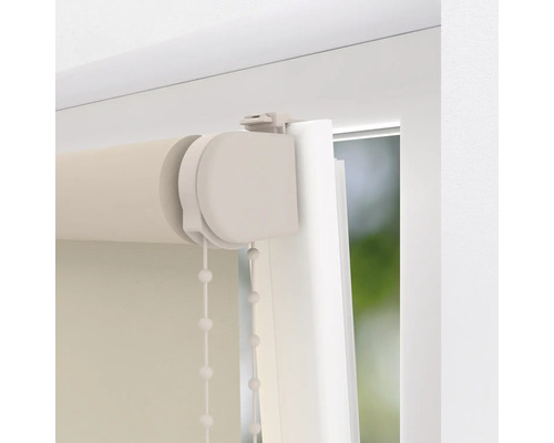 Detaljvy av en rullgardin med kedjemekanism på fönstret