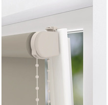 Detaljvy av en rullgardin med manövreringskedja vid fönstret