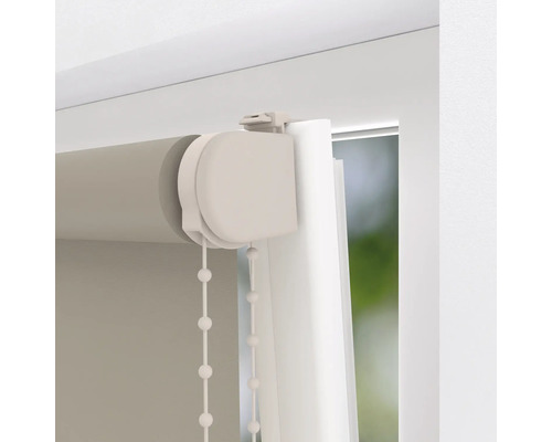 Detaljvy av en rullgardin med manövreringskedja vid fönstret