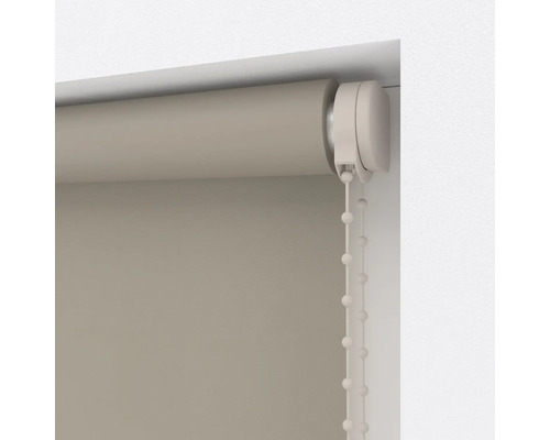 Inomhus rullgardin vid fönstret med kedjedrag