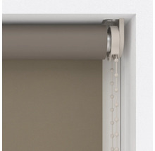 Detaljvy av en rullgardin med kedjedrag för fönsterdekoration