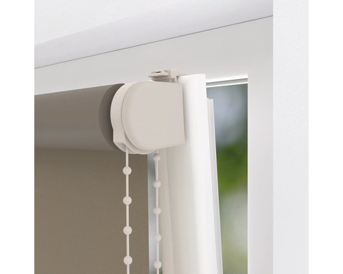 Detaljvy av en rullgardin med kedjedrag för fönsterdekoration