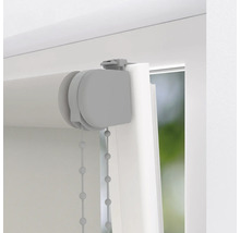 Detaljvy av en rullgardin med kedjemekanism på fönstret