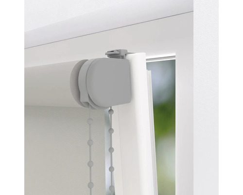 Detaljvy av en rullgardin med kedjemekanism på fönstret