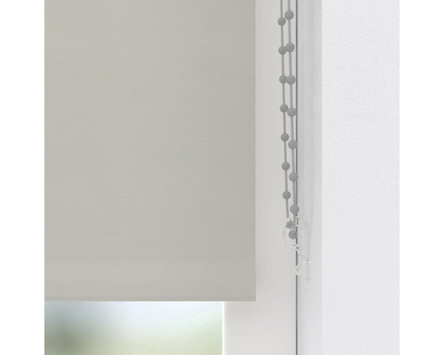 Rullgardin vid fönstret med manöverkedja