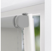 Detaljvy av en rullgardin med kedjedrag vid fönstret