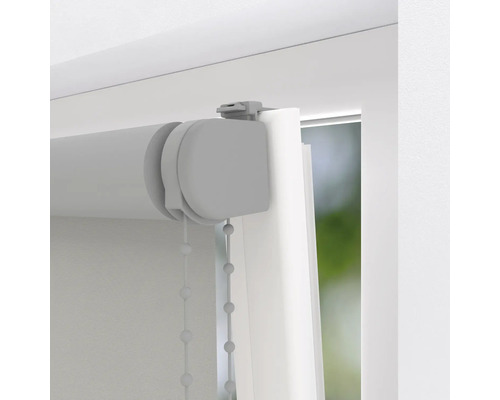 Detaljvy av en rullgardin med kedjedrag vid fönstret