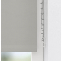 Grå rullgardin i fönstret