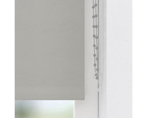 Grå rullgardin i fönstret