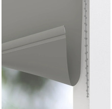 Grå rullgardin med kedjedrag för fönsterdekoration