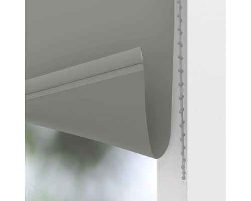 Grå rullgardin med kedjedrag för fönsterdekoration