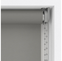 Grå rullgardin med kedjedrag i fönsterkarmen.