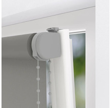 Grå rullgardin på fönster med kedjedrag