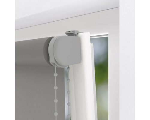 Grå rullgardin på fönster med kedjedrag