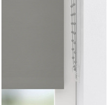 Grå rullgardin med pärlkedja på fönstret