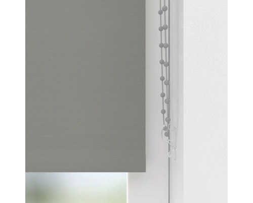 Grå rullgardin med pärlkedja på fönstret