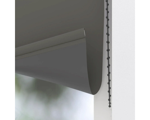 Grå rullgardin med kedjedrag för fönsterdekoration