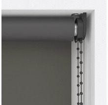 Grå rullgardin med kedjedrag på fönstret