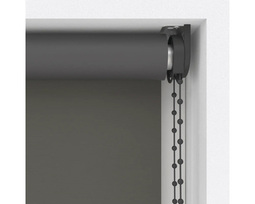 Grå rullgardin med kedjedrag på fönstret
