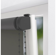 Grå rullgardin med kedjedrift på fönster