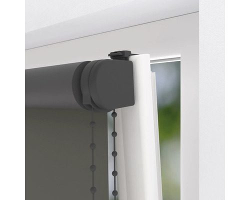 Grå rullgardin med kedjedrift på fönster