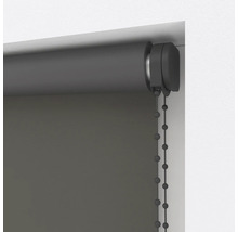 Rullgardin med kedjedrag på fönstret