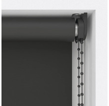 Rullgardin med kedjedrag vid fönstret