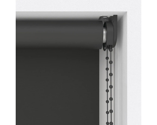 Rullgardin med kedjedrag vid fönstret