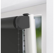 Detaljvy av en grå rullgardin med kedjedrag vid fönstret