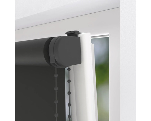 Detaljvy av en grå rullgardin med kedjedrag vid fönstret