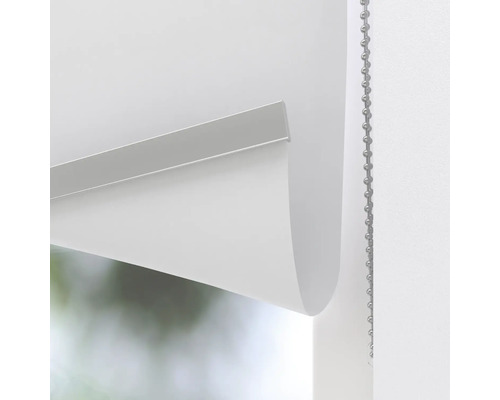 Vit fönsterrullgardin med kedjedrag för ljusreglering