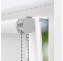 Detaljvy av en rullgardin med kedjedrag för fönsterdekoration