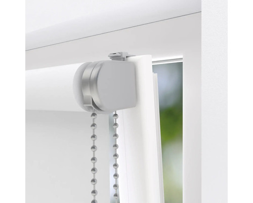 Detaljvy av en rullgardin med kedjedrag för fönsterdekoration