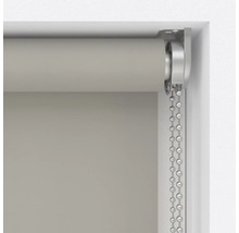 Detaljbild av en rullgardin med kedjemekanism i en fönsterkarm