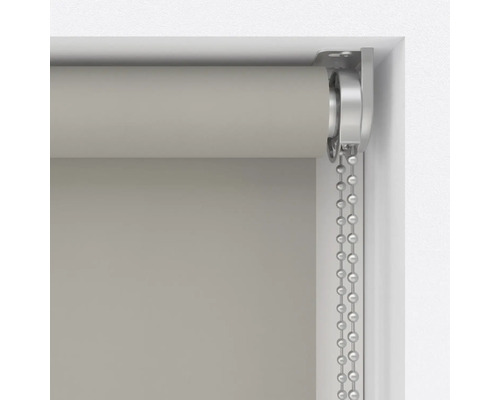 Detaljbild av en rullgardin med kedjemekanism i en fönsterkarm