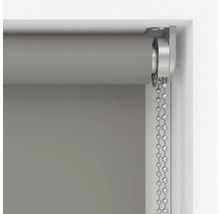 Grå rullgardin med kedjemekanism i fönsterkarmen