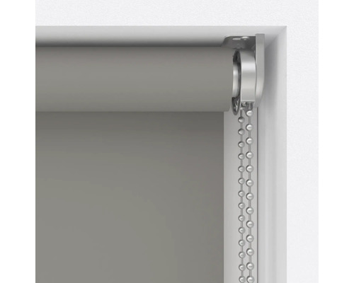 Grå rullgardin med kedjemekanism i fönsterkarmen