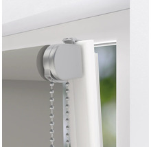 Detaljvy av rullgardin med kedjedrag vid fönstret