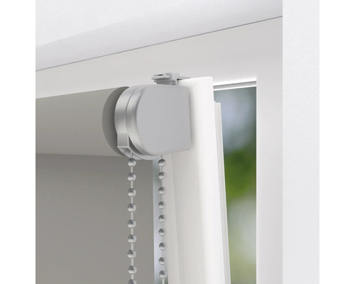 Detaljvy av rullgardin med kedjedrag vid fönstret