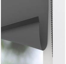 Detaljbild av en grå rullgardin med kedjedrag för fönsterdekoration