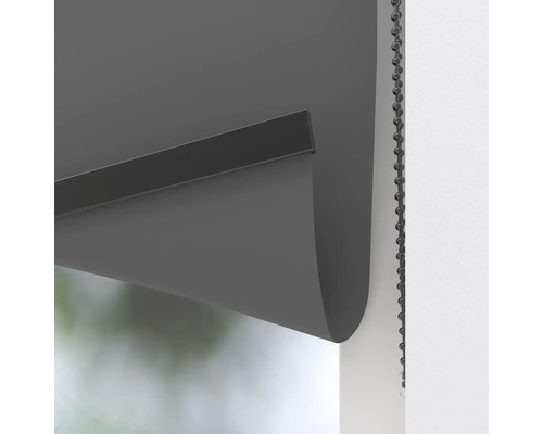 Detaljbild av en grå rullgardin med kedjedrag för fönsterdekoration