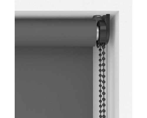 Detaljvy av en grå rullgardin med kedjedrag på fönstret