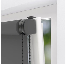 Detaljvy av en rullgardin med kedjedrag för fönsterdekoration