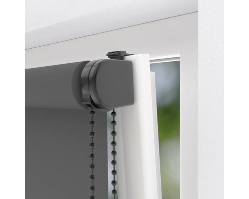 Detaljvy av en rullgardin med kedjedrag för fönsterdekoration