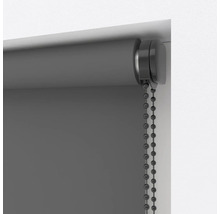 Grå rullgardin med kedjedrag för fönsterdekoration