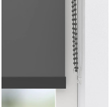 Grå rullgardin med kedjedrag vid fönstret