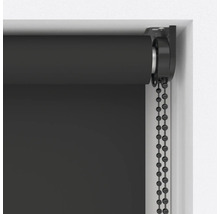 Detaljvy av en rullgardin med kedjedrag för fönsterdekoration