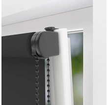 Detaljbild av en svart rullgardin på fönstret med kedjedrift