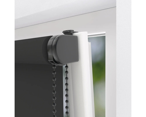 Detaljbild av en svart rullgardin på fönstret med kedjedrift